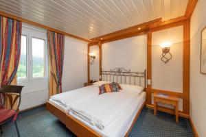 Llit o llits en una habitació de Derby Swiss Quality Hotel