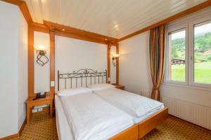Llit o llits en una habitació de Derby Swiss Quality Hotel