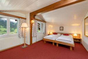 Llit o llits en una habitació de Derby Swiss Quality Hotel