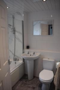 Ένα μπάνιο στο 3 Bedroom-Kelpies Serviced Apartments Burns