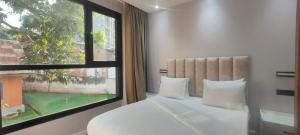 Ένα ή περισσότερα κρεβάτια σε δωμάτιο στο Premium apart billiard and balcony