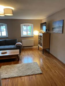 ein Wohnzimmer mit Sofa und Tisch in der Unterkunft die Lecherei in Lechbruck + 2 Fotos