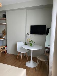TV a/nebo společenská místnost v ubytování Coastal Vibe Studio