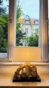 a statue of two elephants sitting in front of a window at Exklusive Wohnung im Herzen Münchens in Munich
