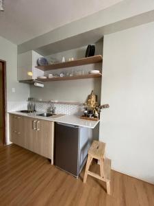 Kuchyň nebo kuchyňský kout v ubytování Coastal Vibe Studio