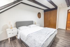 Postel nebo postele na pokoji v ubytování Hotel de France