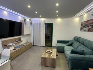 salon z kanapą i stolikiem kawowym w obiekcie Casa Desde Casa w mieście Playa Blanca