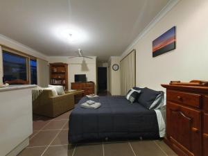 NarangbaNarnie's Place in Narangba - Relaxed Space with Breakfast的一间带床的卧室和一间客厅