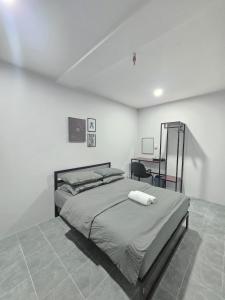 Postel nebo postele na pokoji v ubytování Dazzle Home Aeropod