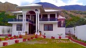 a house with a view of the mountains at Town Inn Chitral Guest House in Motehiānāndeh