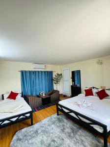 Giường trong phòng chung tại fireflies retreat home- Yoga, Sound Healing & Coworking Stay in Kathamndu