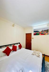 Giường trong phòng chung tại fireflies retreat home- Yoga, Sound Healing & Coworking Stay in Kathamndu