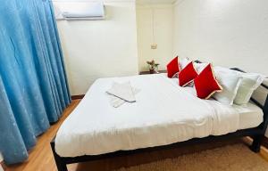Giường trong phòng chung tại fireflies retreat home- Yoga, Sound Healing & Coworking Stay in Kathamndu