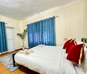 Giường trong phòng chung tại fireflies retreat home- Yoga, Sound Healing & Coworking Stay in Kathamndu