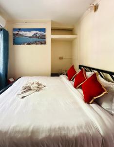 Giường trong phòng chung tại fireflies retreat home- Yoga, Sound Healing & Coworking Stay in Kathamndu
