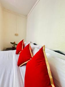 Giường trong phòng chung tại fireflies retreat home- Yoga, Sound Healing & Coworking Stay in Kathamndu