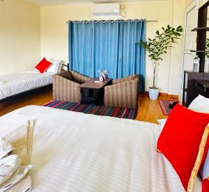 Giường trong phòng chung tại fireflies retreat home- Yoga, Sound Healing & Coworking Stay in Kathamndu
