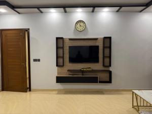 TV a/nebo společenská místnost v ubytování Holiday One Hotel & Suites