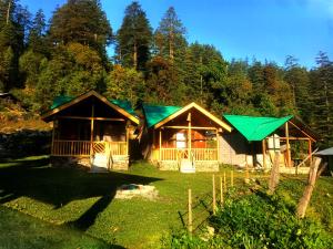 a cabin in the woods with a green roof at great himalayan hikes homestay shanghar in Shangarh