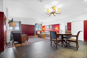 ein Wohnzimmer mit Esstisch und Stühlen in der Unterkunft Ugadale Cottages in Machrihanish + 13 Fotos