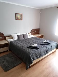 Łóżko lub łóżka w pokoju w obiekcie Domek pod Lasem na Mazurach