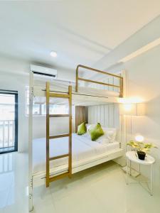 Postel nebo postele na pokoji v ubytování WV 17 Sleek & Trendy Studio with Bunk Bed