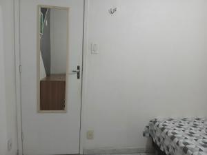 A bed or beds in a room at Quarto Privado Cama Casal ou Solteiros Apto