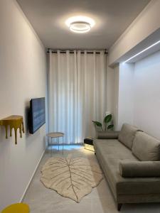 TV a/nebo společenská místnost v ubytování SimOtel Downtown Suite
