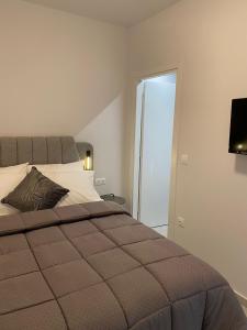 Postel nebo postele na pokoji v ubytování SimOtel Downtown Suite + 33 fotografií