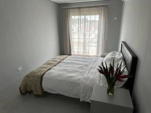 Ένα ή περισσότερα κρεβάτια σε δωμάτιο στο 2 mins walk beachfront Seaview apartment +12 φωτογραφίες