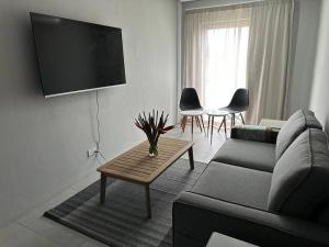 Μια τηλεόραση ή/και κέντρο ψυχαγωγίας στο 2 mins walk beachfront Seaview apartment