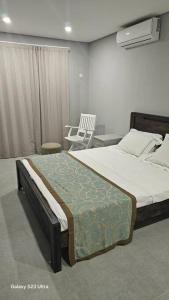 Ένα ή περισσότερα κρεβάτια σε δωμάτιο στο 2 mins walk beachfront Seaview apartment