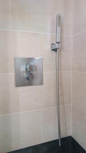y baño con ducha y cabezal de ducha. en Sherryflat Torán, en Jerez de la Frontera 37 fotos más