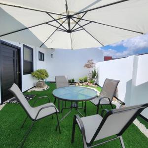 Uma varanda ou outra área externa em Sleep Walker Poshtel mais 37 fotos