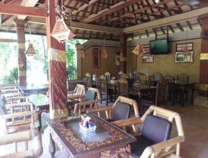 Un restaurante o sitio para comer en Dewa Bharata Bungalows Legian