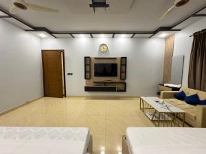 TV a/nebo společenská místnost v ubytování Holiday One Hotel & Suites