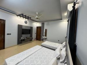 TV a/nebo společenská místnost v ubytování Holiday One Hotel & Suites