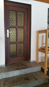 eine Holztür mit einem Fenster auf einem Haus in der Unterkunft Haus Eva in Eslarn