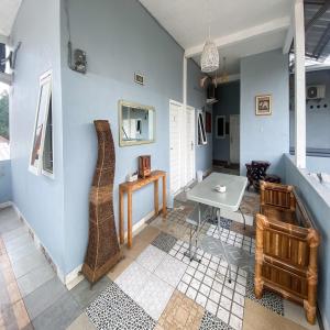 d'un salon avec des murs bleus et une table. dans l'établissement Andung Residence Lampung RedPartner, à Bandar Lampung