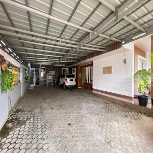 un garage vide avec une voiture garée à l'intérieur dans l'établissement Andung Residence Lampung RedPartner, à Bandar Lampung