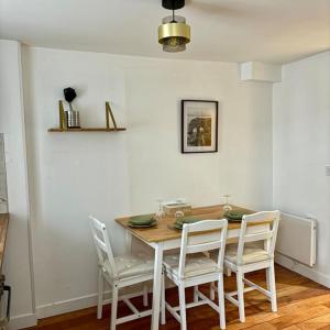 ロングペリエにあるLe Living Roissy CDGの白い壁のダイニングルームテーブル(白い椅子付) +11枚の写真