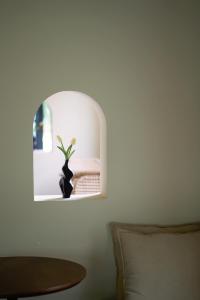 上海市にあるMila Zai Ye Wai Guest House Shanghaiの花瓶