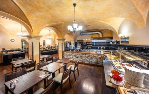 Reštaurácia alebo iné gastronomické zariadenie v ubytovaní Hotel Elite Prague