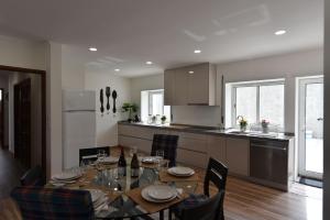 a kitchen and dining room with a table and chairs at Feel Discovery Quinta do Muro Douro Valley in Peso da Régua
