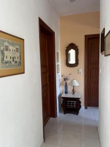 pasillo con puerta y mesa con lámpara en Aspro Spiti 2, en Ormos Panagias 27 fotos más
