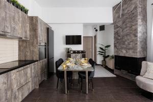 a kitchen and dining room with a table and chairs at Mitropoli's Home - Διαμέρισμα στο κέντρο της πόλης in Ioannina +6 photos