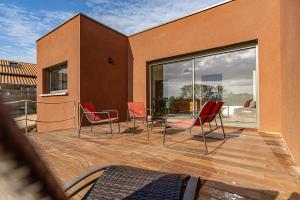 a deck with chairs and a table on a house at Casa Zen in Vernosc-lès-Annonay