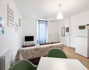 TV a/nebo společenská místnost v ubytování 002-T2 cosy 2 à 4 pers Lumineux Wifi & Parking