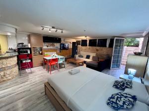 Η κουζίνα ή μικρή κουζίνα στο ALL IN ONE Ground floor with terrace next to Sea