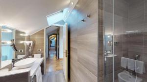 a bathroom with a sink and a shower at Hotel Metropole in Santa Margherita Ligure